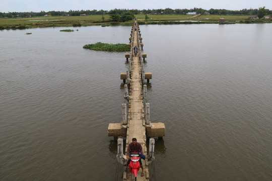 Theo chính quyền địa phương, cây cầu “vĩnh biệt” này dài gần 300 m, được xây vào năm 1985, nhằm đưa nước từ công trình đại thủy nông Phú Ninh về tưới tưới tiêu cho 30 ha lúa thuộc đồng bãi vẹt xã Tam Tiến.