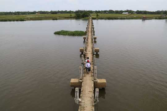 Mới đây nhất, theo ông Nguyễn Giúp, Chủ tịch UBND xã Tam Tiến, vào khoảng 18 giờ 30 phút ngày 19-9, ông Châu Ngọc Lực (54 tuổi, ngụ thôn Tân Thuận, xã Tam Xuân 2, huyện Núi Thành) đi làm về chạy qua giữa cầu Máng thì bất ngờ bị té ngã cả xe và người xuống sông dẫn đến tử vong.