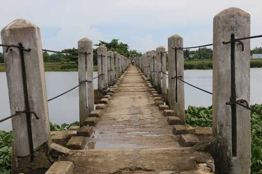 Nhận được thông tin, lực lượng chức năng của 2 xã Tam Tiến, Tam Xuân 1 phối hợp với Công an huyện Núi Thành nhanh chóng có mặt tại hiện trường để tìm kiếm nạn nhân. Đến 20 giờ tối cùng ngày mới vớt được thi thể ông Lực.