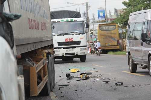 Sau khi tông vào xe container, ôtô khách chao đảo, chạy tiếp một đoạn rồi bay qua con mương bên đường mới dừng lại. Ảnh: Thái Hà
