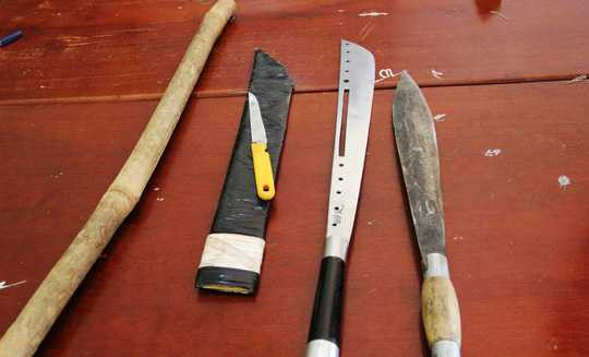 Hung khí nhóm côn đồ dùng hành hung và bắt giữ người trái phép.