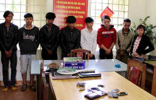 Nhóm đối tượng giang hồ xem thường pháp luật bị Công an huyện Đức Trọng tạm giữ phục vụ công tác điều tra.