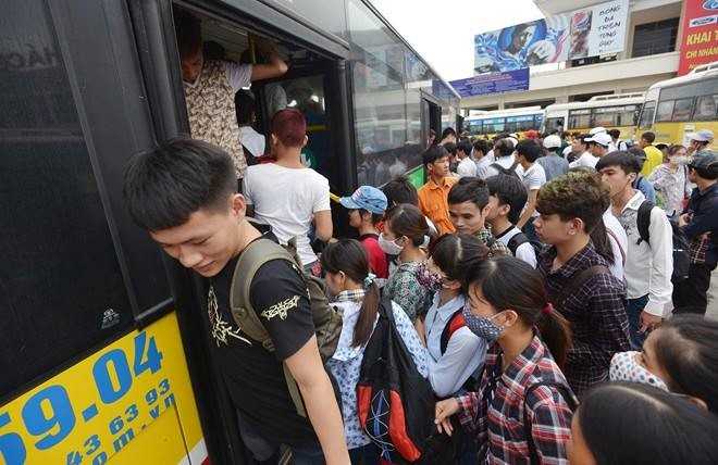 Xe buyt 2 tang o Ha Noi tiem an nhieu nguy co hinh anh 1