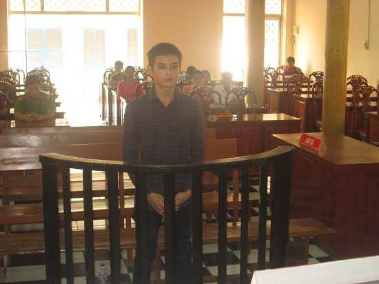 Cướp điện thoại để trả tiền phòng trọ với bạn gái