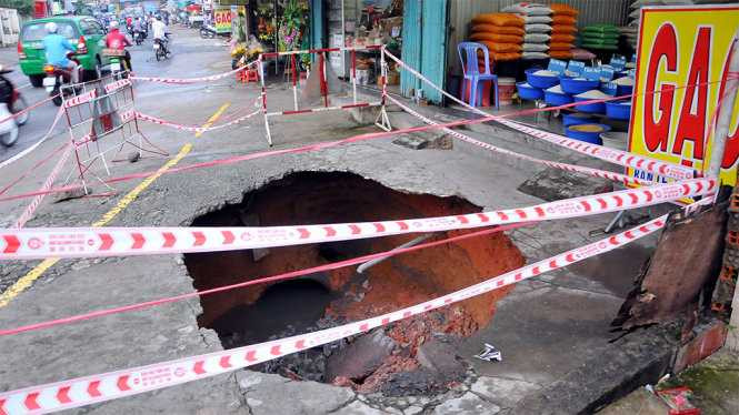 Hố tử thần “khủng” ngay trước cửa nhà dân - Ảnh: A Lộc