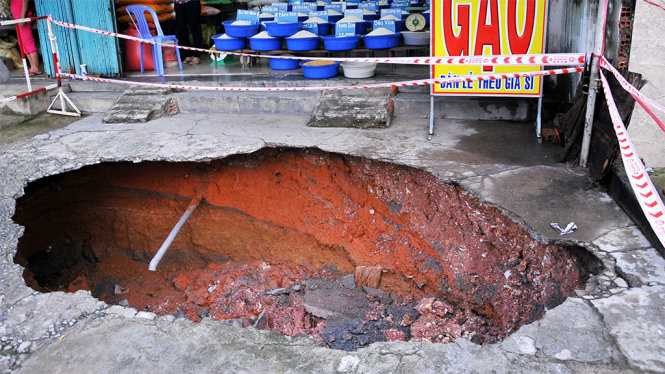 Địa điểm sụp lún ngay lề đường Bùi Trọng Nghĩa có rất đông xe cộ lưu thông qua lại - Ảnh: A Lộc