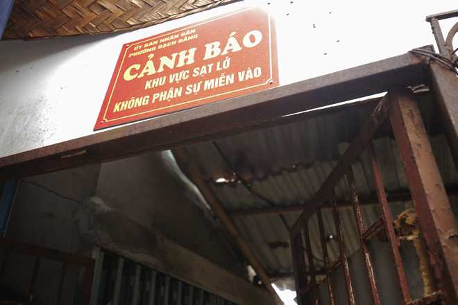 Hà Nội: Nhà bị “trôi sông”, cả khu dân cư nơm nớp lo sợ