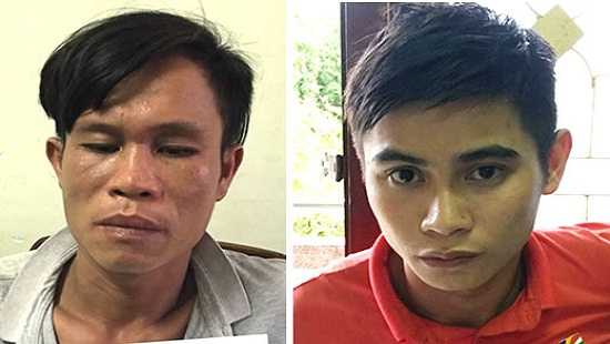 Hai thanh niên vô tư ôm két sắt vừa trộm đi trên đường