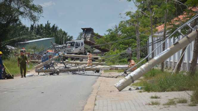 Lực lượng chức năng tại hiện trường - Ảnh: NGỌC KHẢI