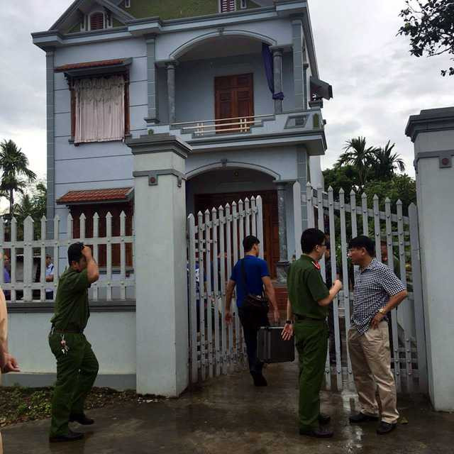 Rạng sáng nay (24/9), một số người dân sinh sống tại tổ 1, khu Hợp Thành, phường Phương Nam (TP Uông Bí, tỉnh Quảng Ninh) phát hiện 4 người tử vong trong một ngôi nhà trên địa bàn. Nạn nhân là Nguyễn Thị Hát (61 tuổi) cùng 3 cháu ngoại: Phạm Đình Hưng (SN 2007), Phạm Thu Hà ( SN 2008)và Vũ Thị Huyền (SN 2013). (Ảnh Tuấn Hợp)