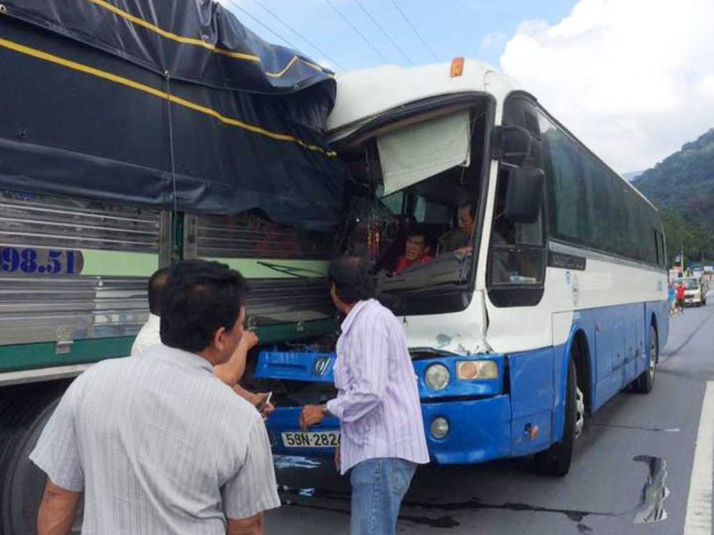 Vụ xe tải 'dìu' xe khách mất phanh: Chủ xe khách không có giấy phép kinh doanh - ảnh 1