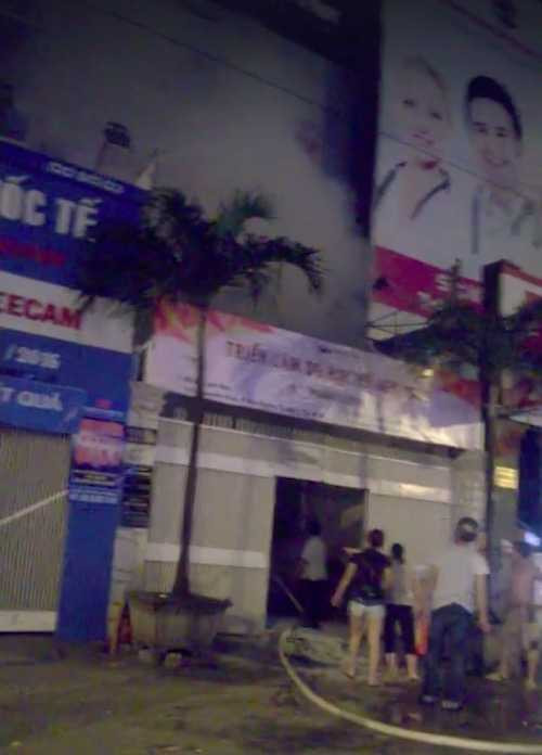 chap dien may bom, trung tam giao duc phat hoa trong dem hinh anh 1