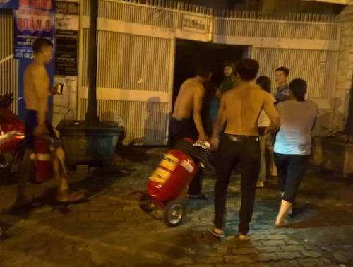 chap dien may bom, trung tam giao duc phat hoa trong dem hinh anh 3