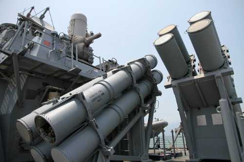 Khí tài trên tàu USS John S. McCain. Ảnh: Nguyễn Đông.