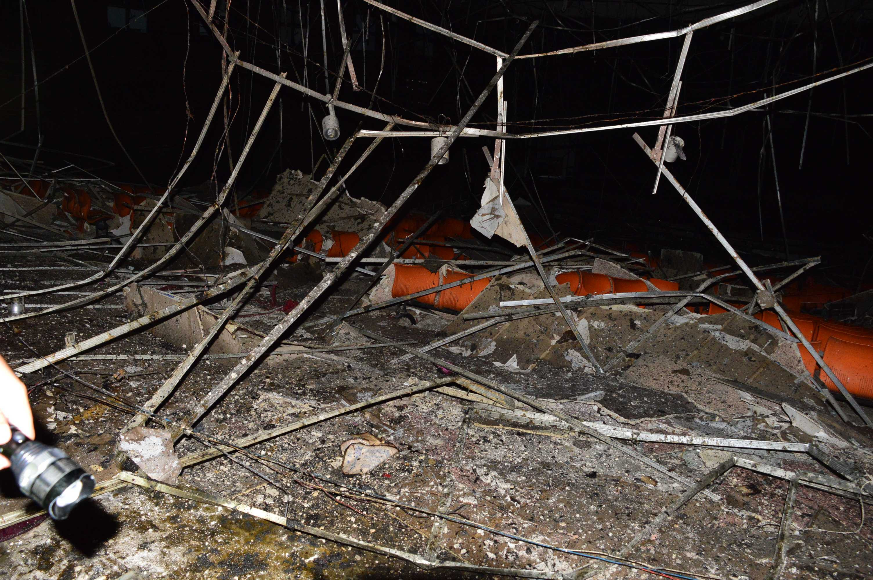 Trời mưa tầm tã, cháy lớn bên trong Trung tâm văn hóa tỉnh Sóc Trăng - ảnh 1