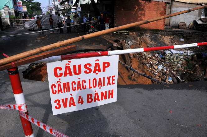 Con đường Dã Tượng trên bị phong tỏa, cấm phương tiện lưu thông do cầu Ông Tình bị đổ sập - Ảnh: A LỘC