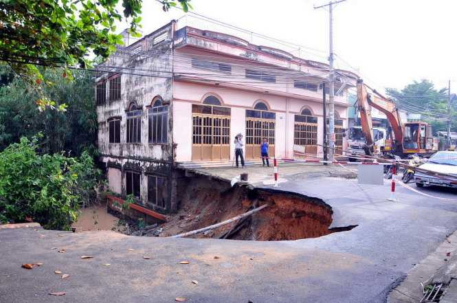 Đường Dã Tượng rộng khoảng 10m bị sạt lở gần hết, giao thông qua đây bị chặn lại - Ảnh: A LỘC