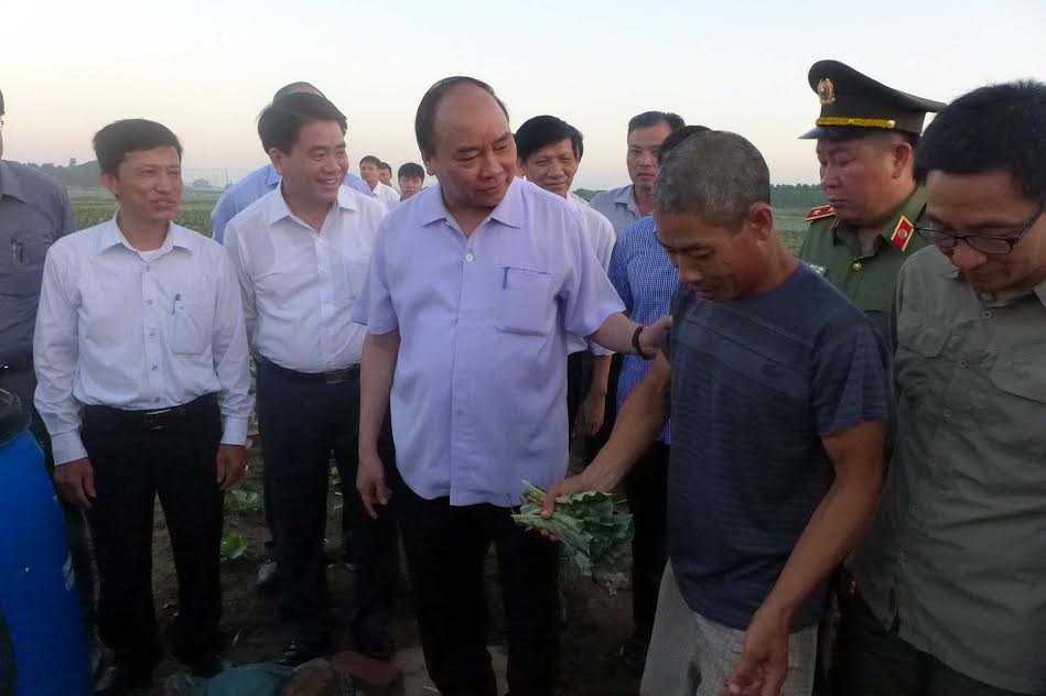 Thủ tướng cùng đoàn công tác đi kiểm tra tình hình an toàn thực phẩm.