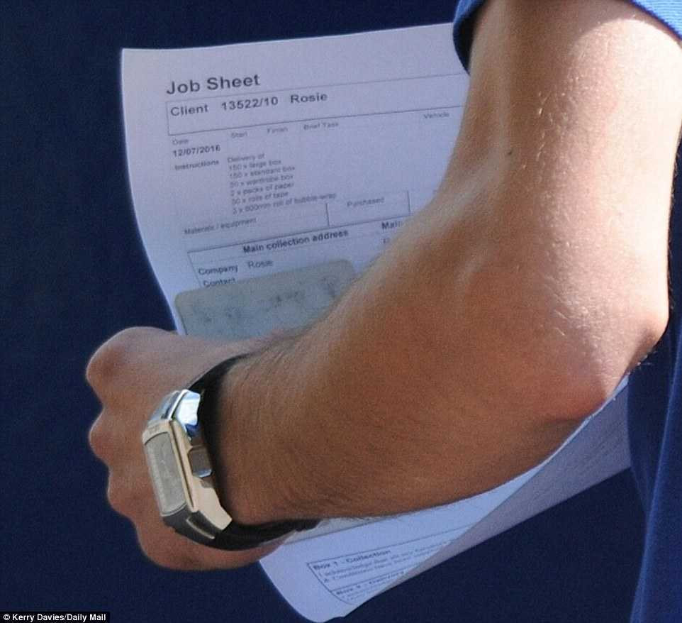 3630177800000578-3685908-Supplies_One_removal_van_carries_a_list_for_a_customer_called_Ro-m-111_1468322140030