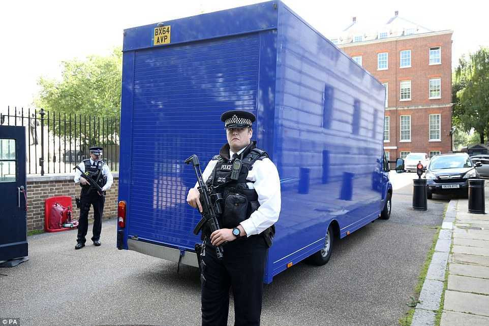 363051C100000578-3685908-Standing_guard_Police_officers_are_posted_near_a_removal_van_as_-a-101_1468321891709