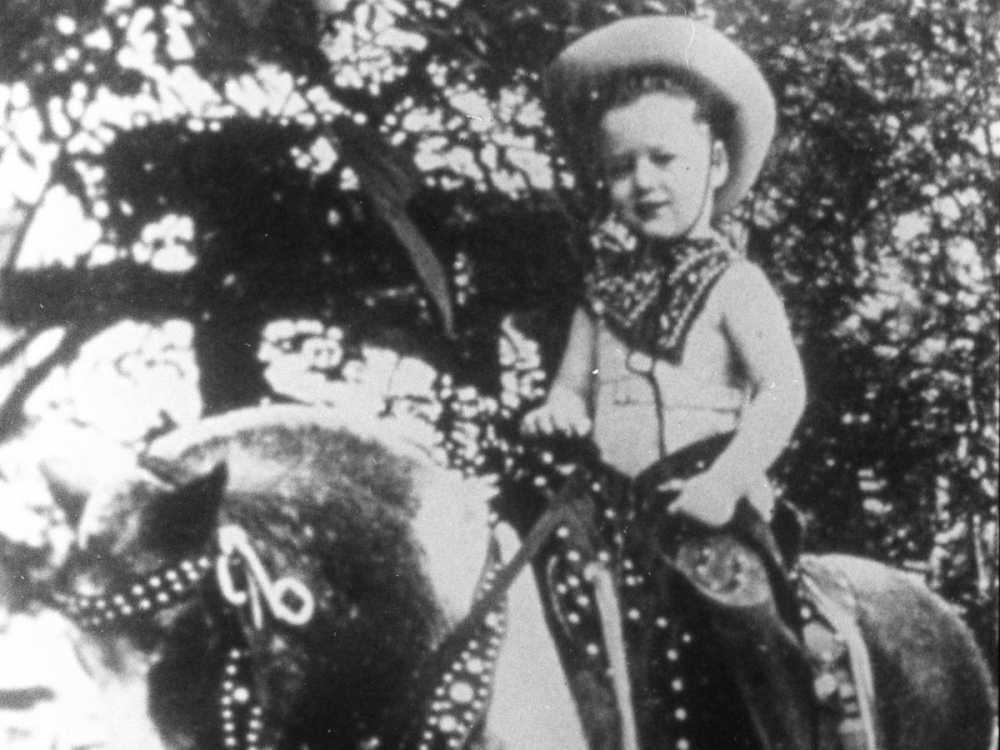 former-us-president-bill-clinton-on-a-pony-near-his-childhood-home-in-arkansas