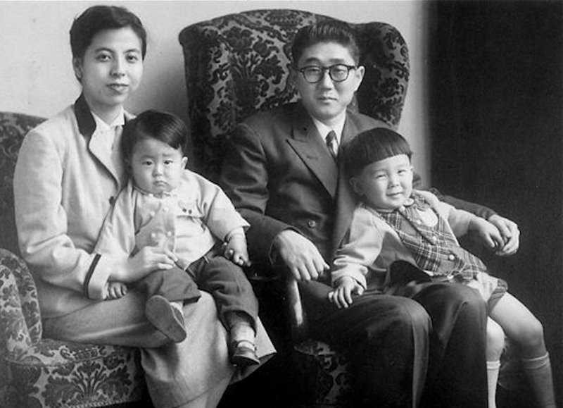 japanese-prime-minister-shinzo-abe-as-a-child-left-with-his-family-in-1956-his-father-shintaro-abe-was-foreign-minister-between-1982-and-1986