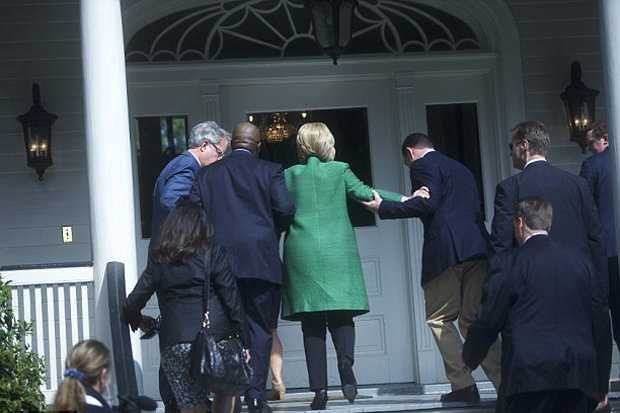 Hillary-Clinton-stairs-Secret-Services-612903