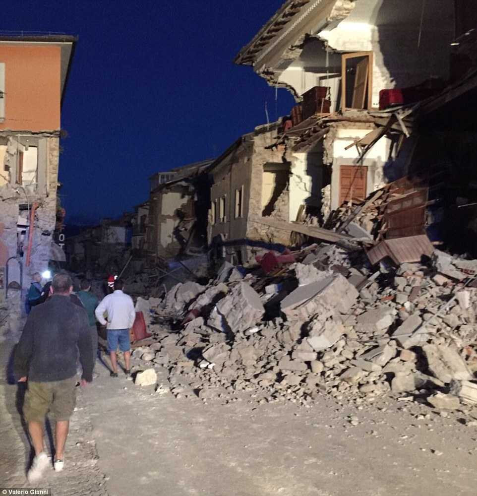 3788F58D00000578-3755722-People_are_feared_dead_in_the_small_rustic_town_of_Amatrice_pict-a-115_1472015078860