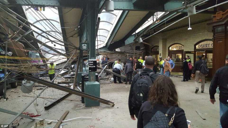 38EBE30800000578-3813781-Commuters_on_the_platform_at_Hoboken_Terminal_look_at_the_debris-a-81_1475160699787