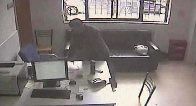 39AE39BF00000578-3869140-image-a-22_1477356228016