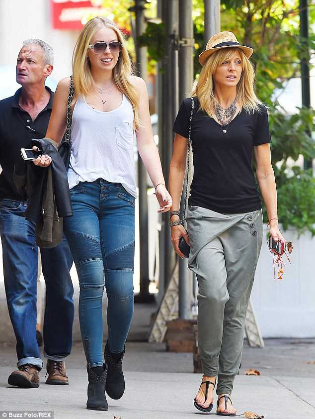 article-2724549-2083ED7A00000578-209_634x842