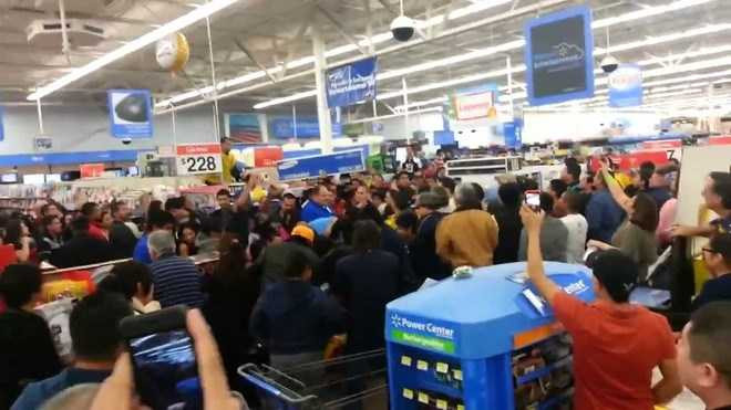 nhung-su-co-kinh-hoang-trong-ngay-hoi-mua-sam-black-friday-hinh-9