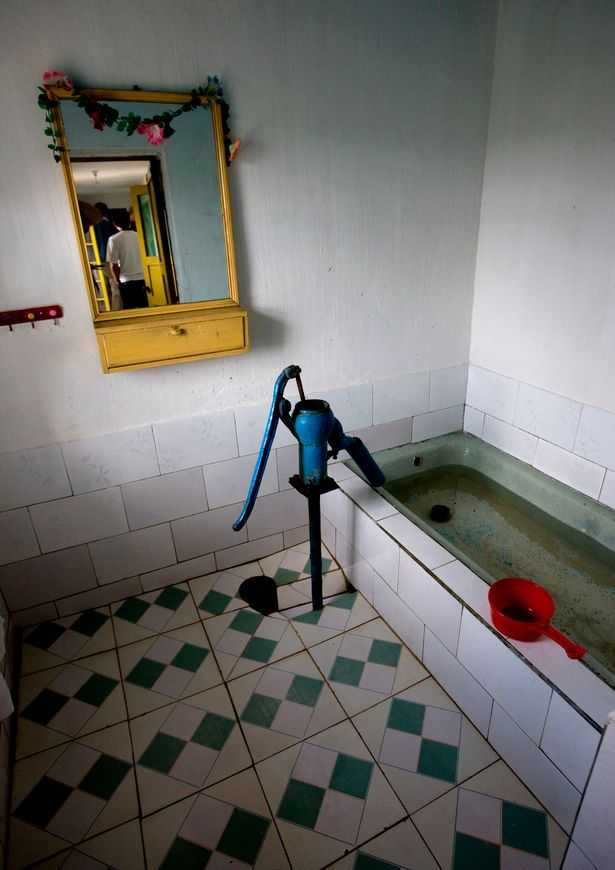 PAY-AIRBNB-IN-NORTH-KOREA (1)