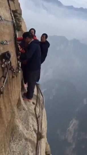 3B8A958900000578-4051696-image-m-102_1482239818391