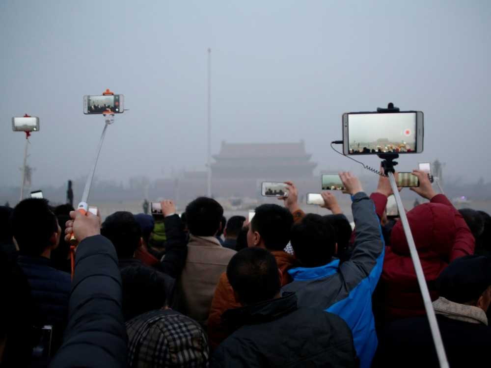 but-not-even-heavy-smog-can-stop-chinese-people-from-watching-the-daily-flag-raising-ceremony-at-tiananmen-square-even-during-a-red-alert