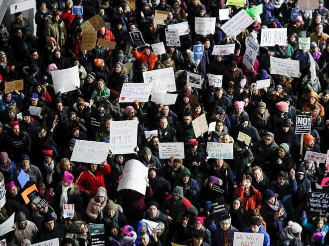 20170129T005659Z_613991879_RC158B60DF40_RTRMADP_3_USATRUMPIMMIGRATION