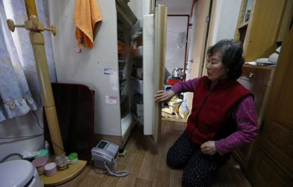 kong-kyung-soon-73-lives-in-a-cramped-apartment-with-just-21-square-feet-of-living-space-not-including-the-area-for-her-toilet-and-hot-plate
