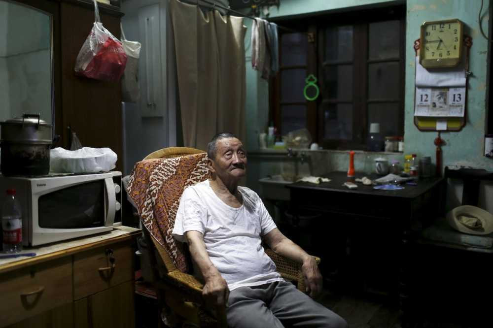 wang-cunchun-90-lives-with-his-60-year-old-son-in-a-107-square-foot-apartment-in-shanghai-china