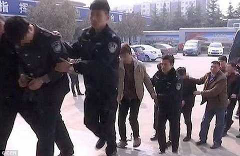 chan-dong-video-choi-oan-tu-ti-de-phan-luot-hiep-dam-co-be-15-tuoi-0