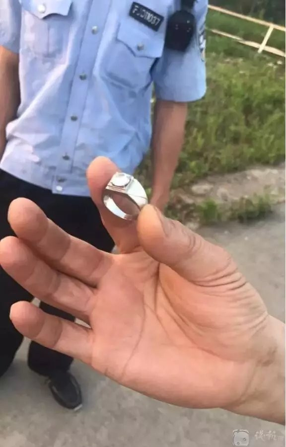 Hinh anh Hanh khach danh roi nhan kim cuong gan ty dong vao bon cau tren may bay