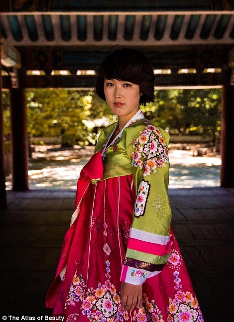 2D328F0200000578-3264959-Gates_of_Koryo_Museum_in_Kaesong-a-2_1444315089818 9