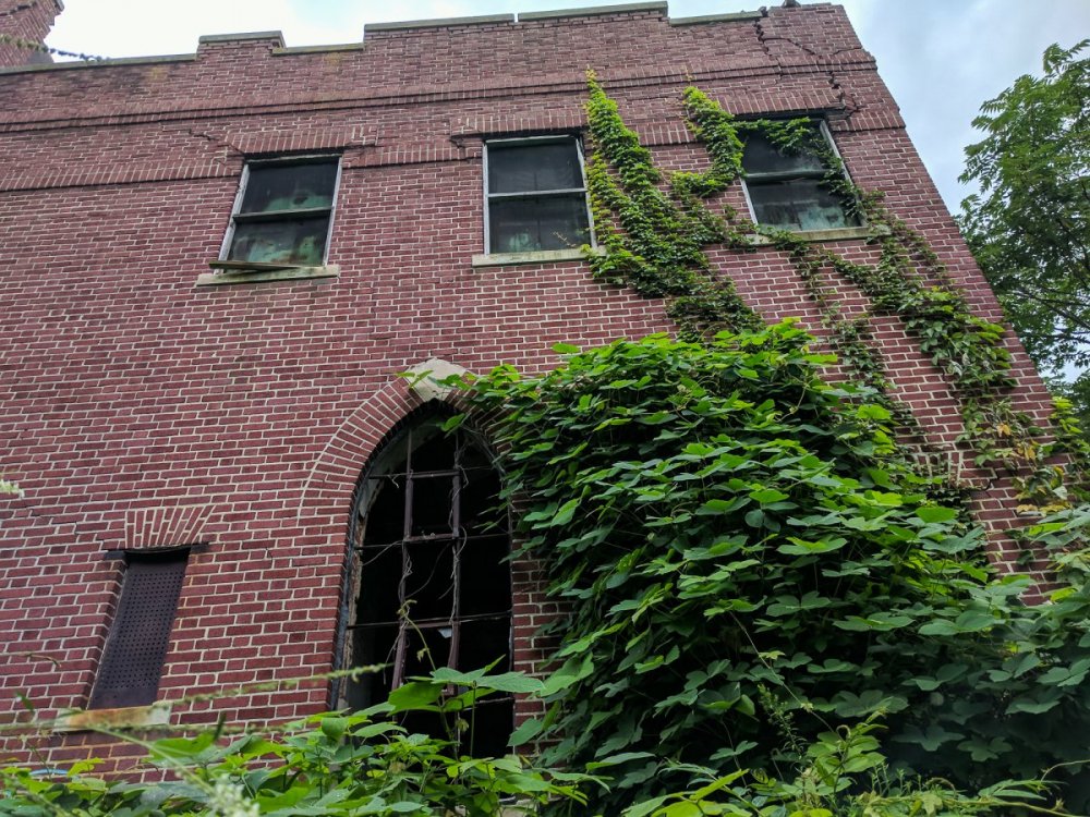 from-the-1880s-through-1943-the-city-quarantined-people-sick-with-highly-contagious-diseases-on-the-island--including-the-infamous-typhoid-mary-mallon-those-who-died-were-stored-in-the-morgue 11