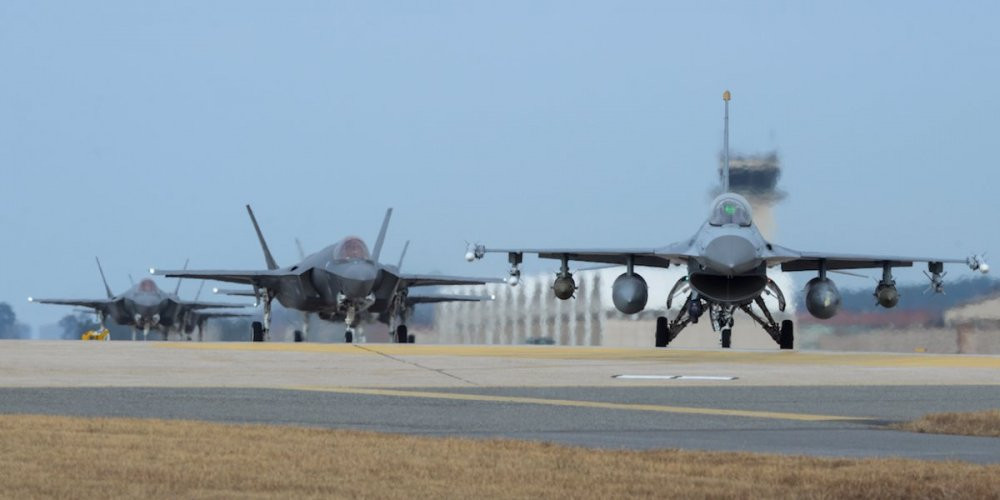 f-35s-and-f-16s-line-up-together-to-get-into-the-air 3