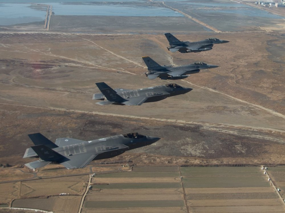 vigilant-ace-will-be-a-great-chance-to-study-how-the-f-35-will-is-able-to-perform-with-non-stealth-aircraft-like-these-f-16s 9