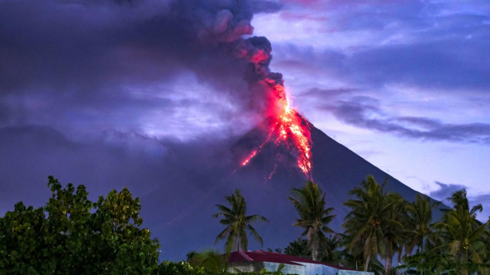 skynews-mayon-volcano-erupt-lava_4212797