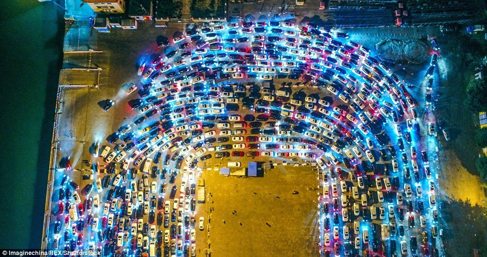 497C2E2000000578-5423061-image-a-72_1519315808237 3