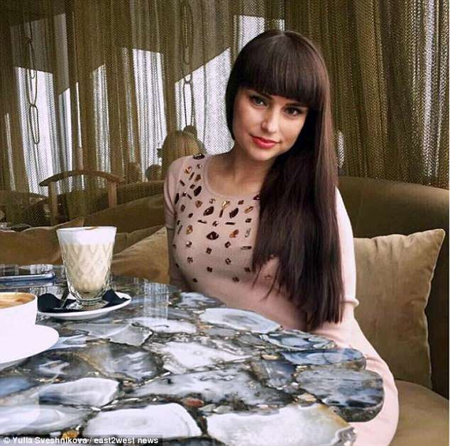 4CB1658000000578-0-image-a-21_1527492705665 3