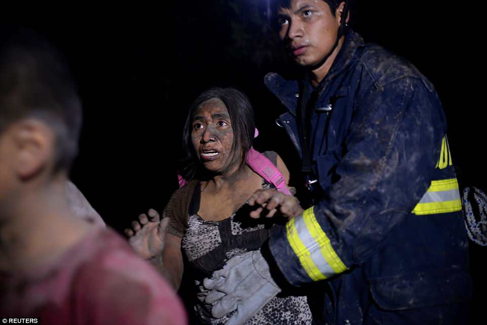4CE47D8A00000578-5804245-A_rescue_worker_helps_a_woman_covered_with_ash_after_Fuego_volca-a-3_1528133122847 7