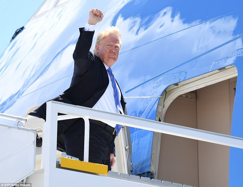 4D15541900000578-5826353-President_Trump_boards_Air_Force_One_at_Canadian_Forces_Base_Bag-a-14_1528618704351 9