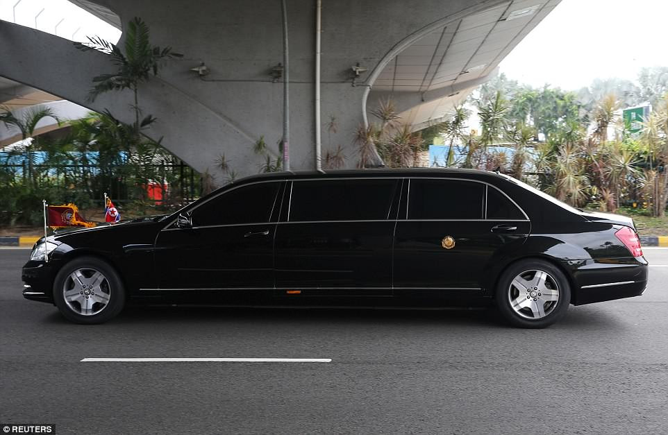 4D19D61A00000578-5826353-A_large_limousine_with_a_North_Korean_flag_could_then_be_seen_su-a-12_1528618704340 7
